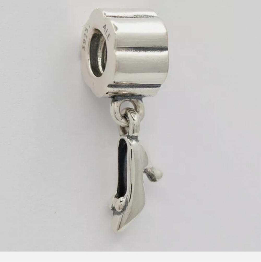 Authentic Pandora Stiletto Shoe retired charm - Picture 1 of 8
